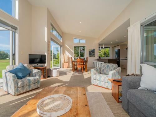 Golfers And Beach Lovers Dream - Matarangi Holiday House