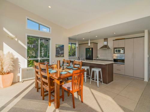 Golfers And Beach Lovers Dream - Matarangi Holiday House