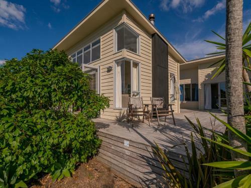 Golfers And Beach Lovers Dream - Matarangi Holiday House