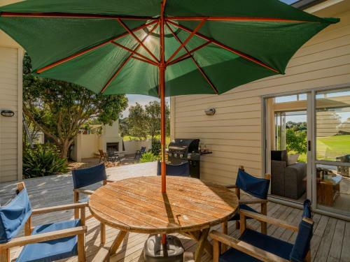 Golfers And Beach Lovers Dream - Matarangi Holiday House