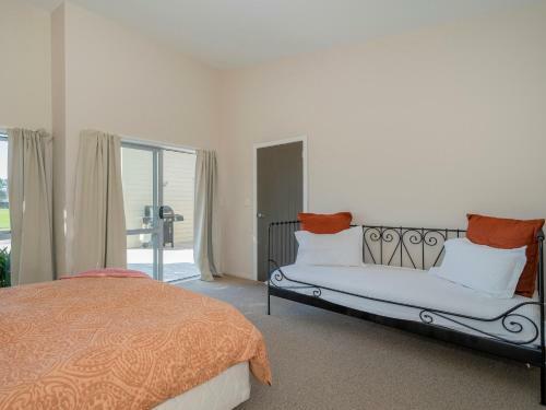 Golfers And Beach Lovers Dream - Matarangi Holiday House
