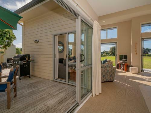 Golfers And Beach Lovers Dream - Matarangi Holiday House