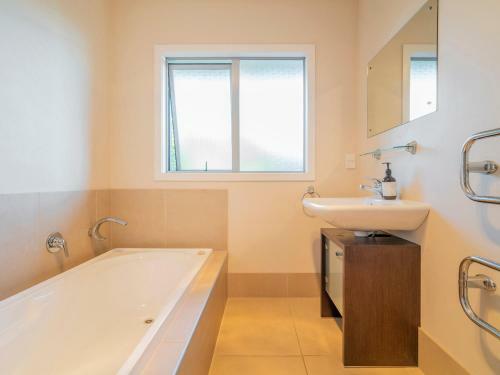 Golfers And Beach Lovers Dream - Matarangi Holiday House