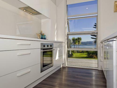 Absolute Waterfront - Matarangi Holiday Home