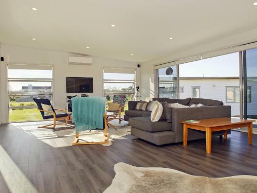 Absolute Waterfront - Matarangi Holiday Home