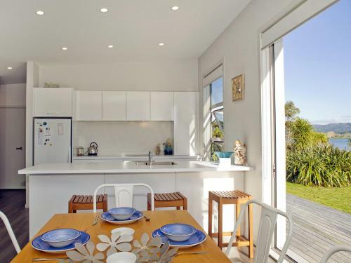 Absolute Waterfront - Matarangi Holiday Home
