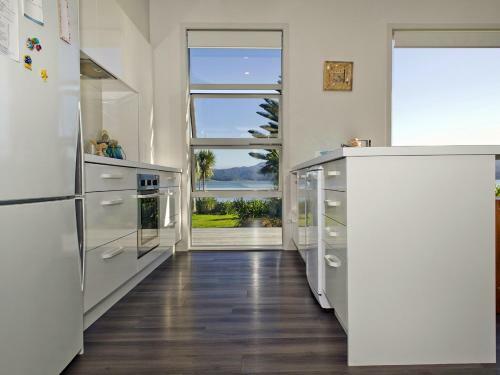 Absolute Waterfront - Matarangi Holiday Home