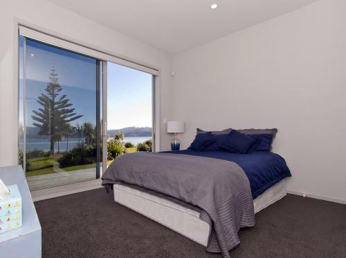 Absolute Waterfront - Matarangi Holiday Home