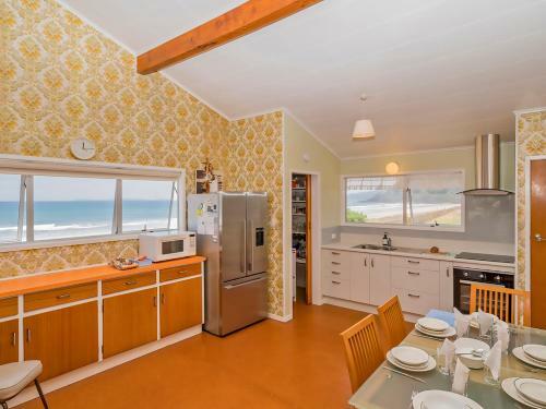 Beachfront Hideaway - Matarangi Holiday Home
