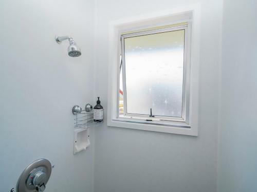 Beachfront Hideaway - Matarangi Holiday Home