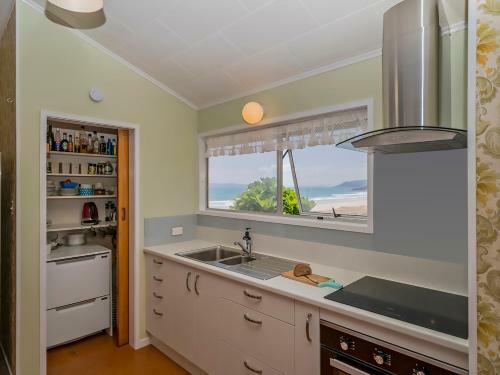 Beachfront Hideaway - Matarangi Holiday Home