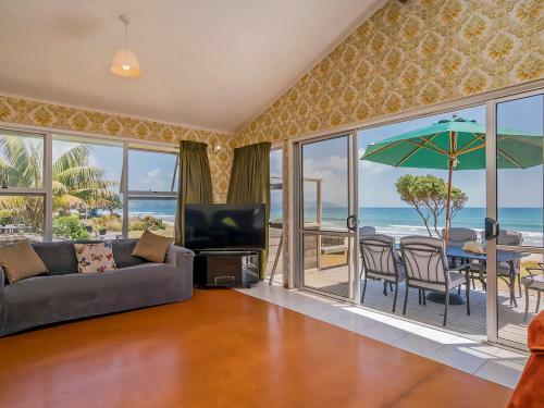 Beachfront Hideaway - Matarangi Holiday Home