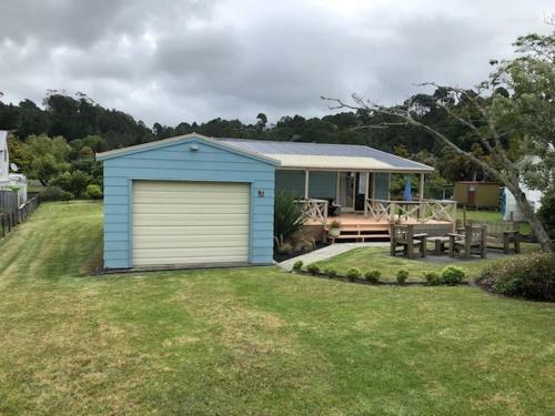 Kiwi Bach At Cooks - Cooks Beach Holiday Home