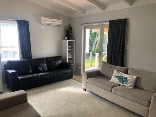 Kiwi Bach At Cooks - Cooks Beach Holiday Home