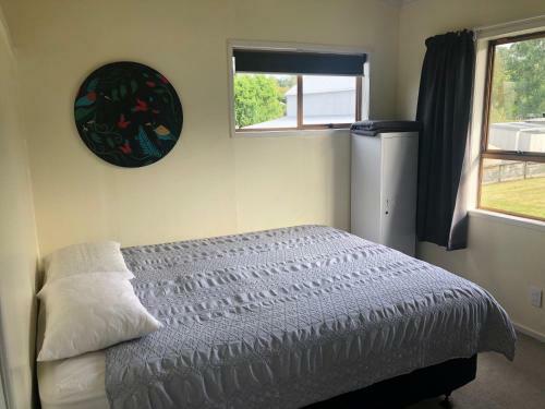 Kiwi Bach At Cooks - Cooks Beach Holiday Home