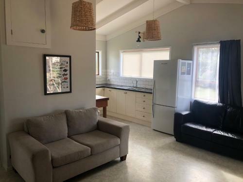 Kiwi Bach At Cooks - Cooks Beach Holiday Home