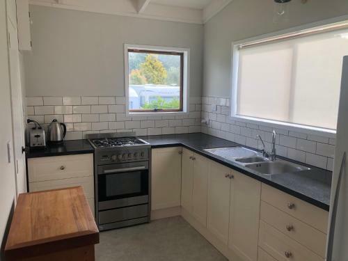 Kiwi Bach At Cooks - Cooks Beach Holiday Home