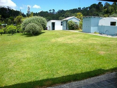 Kiwi Bach At Cooks - Cooks Beach Holiday Home
