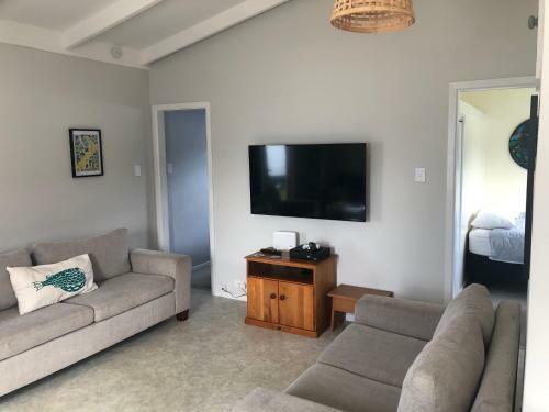 Kiwi Bach At Cooks - Cooks Beach Holiday Home