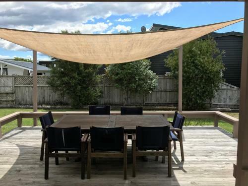 Nest By The Beach - Cooks Beach Holiday Home