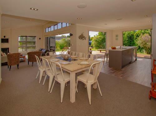 Cooks Getaway - Cooks Beach Holiday Home