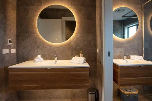Stone & Crow - Beautiful Home Away From Home!