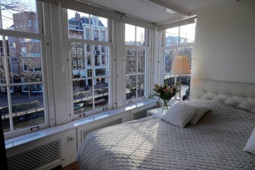 Spiegelgracht Apartments With Canal View