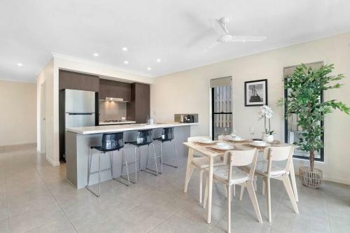 Gold Coast Theme Parks Up To 8 Guests Modern House