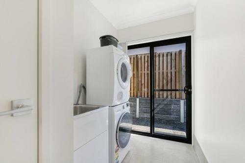 Gold Coast Theme Parks Up To 8 Guests Modern House
