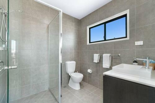 Gold Coast Theme Parks Up To 8 Guests Modern House
