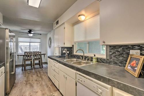 Idyllic Fresno Abode With Patio About 8 Mi To Dtwn!