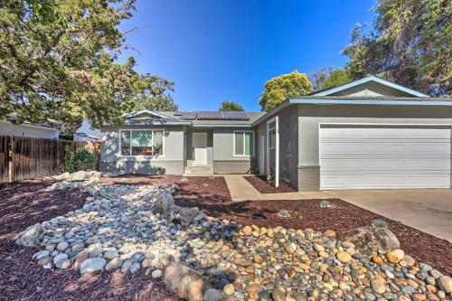 Idyllic Fresno Abode With Patio About 8 Mi To Dtwn!