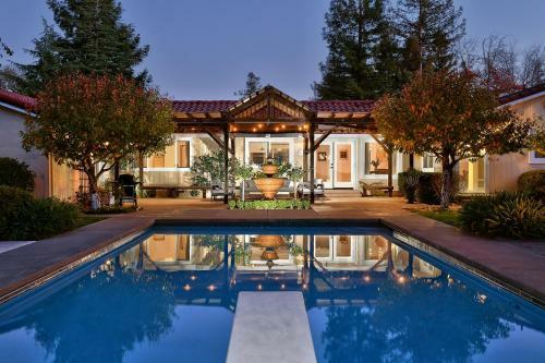 Chateau Chablis- Pool, Hot Tub, Fire Pit, And More!