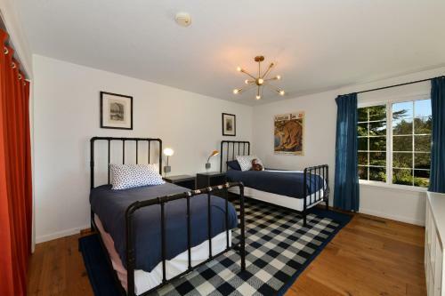 Chateau Chablis- Pool, Hot Tub, Fire Pit, And More!