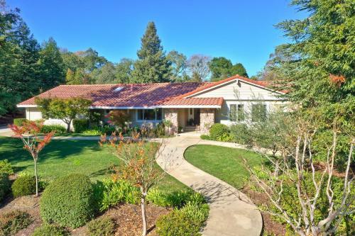 Chateau Chablis- Pool, Hot Tub, Fire Pit, And More!