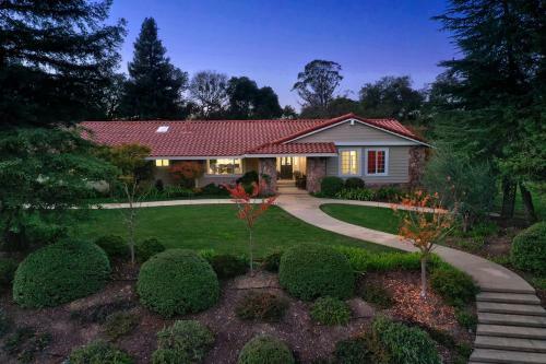 Chateau Chablis- Pool, Hot Tub, Fire Pit, And More!