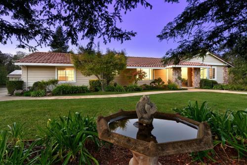 Chateau Chablis- Pool, Hot Tub, Fire Pit, And More!