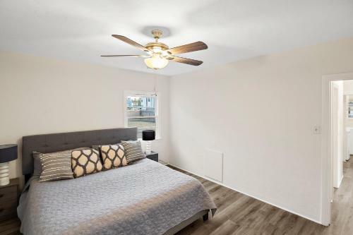 Classic Hb Home On Huge Corner Lot