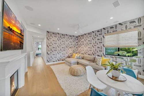 Coastal Paradise . Steps To The Beach . Pool . Hot Tub