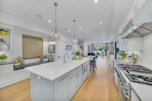 Coastal Paradise . Steps To The Beach . Pool . Hot Tub