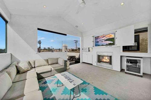 Coastal Paradise . Steps To The Beach . Pool . Hot Tub
