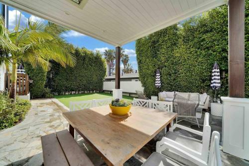 Coastal Paradise . Steps To The Beach . Pool . Hot Tub