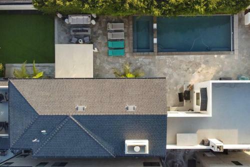 Coastal Paradise . Steps To The Beach . Pool . Hot Tub