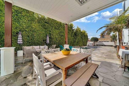 Coastal Paradise . Steps To The Beach . Pool . Hot Tub