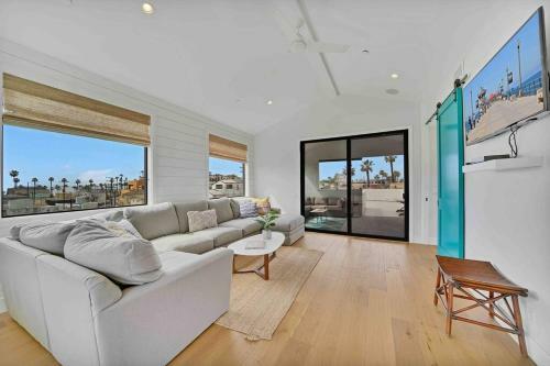Coastal Paradise . Steps To The Beach . Pool . Hot Tub