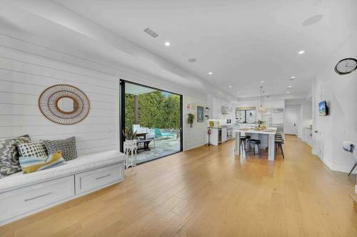 Coastal Paradise . Steps To The Beach . Pool . Hot Tub