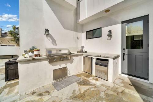 Coastal Paradise . Steps To The Beach . Pool . Hot Tub