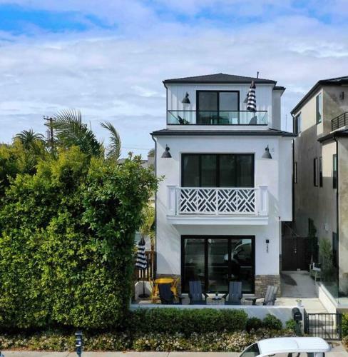 Coastal Paradise . Steps To The Beach . Pool . Hot Tub