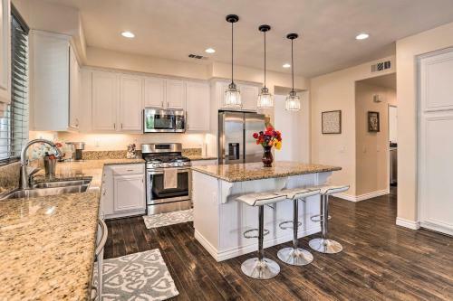 Indio Getaway With Private Oasis Hike And Golf!