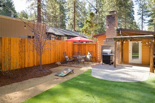 Cozy Cabin, Walk To Beach, Fun Yard, Fresh Decor!